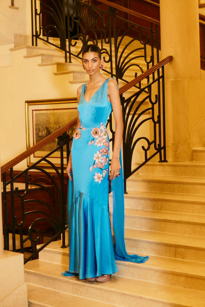 V neckline dress designed as an elegant evening wear dress