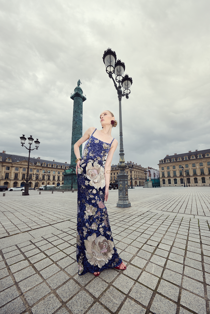 Couture evening gown in navy blue with sequins and an elegant floral design.