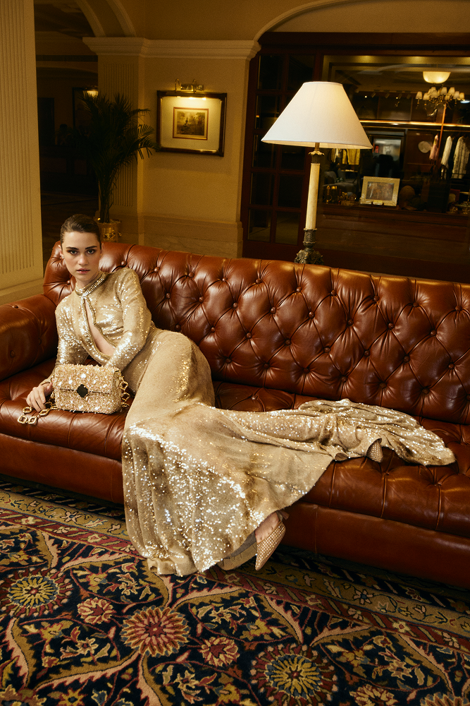 Long sleeves party dress featuring a jewelled collared design